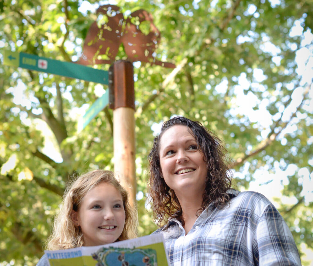 bezoekers lezen plattegrond