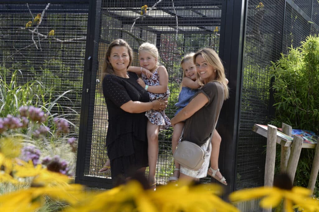 Bezoekers bij ara volière